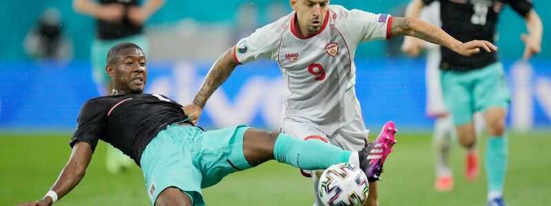 Österreichs David Alaba (l) und Aleksandar Trajkovski von Nordmazedonien kämpfen um den Ball. - Foto: Vadim Ghirda/AP Pool/dpa