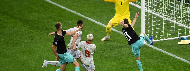 Stefan Lainer (r) trifft zum 1:0 für Österreich. - Foto: Mihai Barbu/Pool AFP/AP/dpa