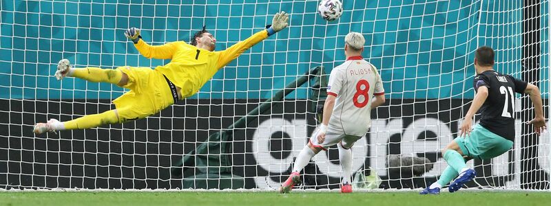 Nordmazedoniens Torwart Stole Dimitrievski (l) faustet einen Ball weg. - Foto: Marko Djurica/Reuters Pool/AP/dpa