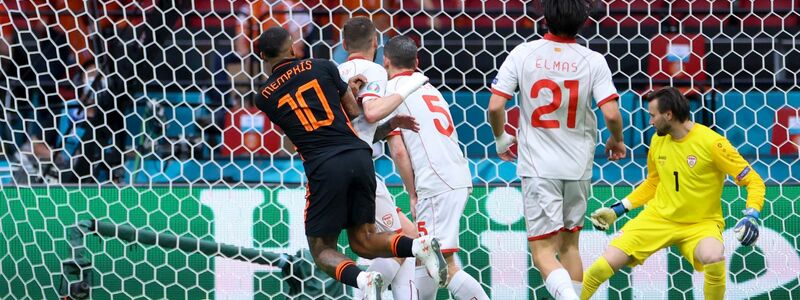 Memphis Depay (l) brachte die Niederlande mit einem Linksschuss in Führung. - Foto: Kenzo Tribouillard/Getty Pool/AP/dpa