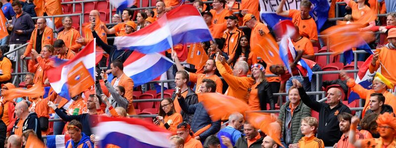 Obwohl die Niederlande von der UEFA als Gastmannschaft geführt wurde, war es natürlich ein orangenfarbenes Heimspiel für die Niederlande. - Foto: Marius Becker/dpa