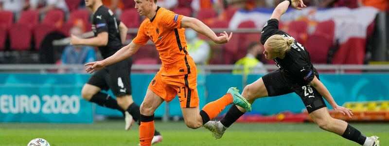 Der Niederländer Frenkie de Jong (M.) gewinnt den Zweikampf mit Xaver Schlager (r). - Foto: Peter Dejong/AP Pool/dpa