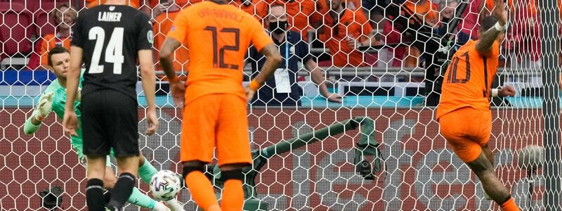 Memphis Depay (r) brachte die Niederlande durch einen Foulelfmeter in Führung. - Foto: Peter Dejong/AP Pool/dpa