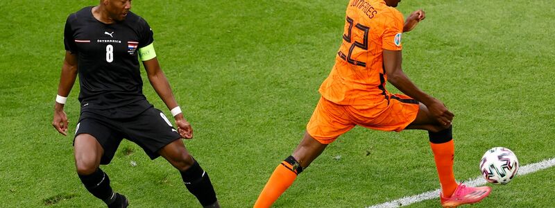 Vor dem Strafstoß hatte David Alaba (l) Denzel Dumfries zu Fall gebracht. - Foto: Koen Van Weel/EPA Pool/AP/dpa