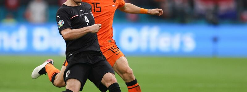 Der Österreicher Marcel Sabitzer (l) schirmt den Ball gegen Marten de Roon ab. - Foto: Dean Mouhtaropoulous/Getty Pool/AP/dpa