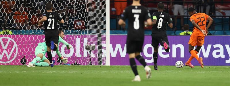 Denzel Dumfries (r) erhöhte für die Niederländer auf 2:0. - Foto: Dean Mouhtaropoulous/Getty Pool/AP/dpa