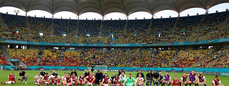 Noch lange nach Spielende genossen die Österreicher den Einzug ins EM-Achtelfinale. - Foto: Marko Djurica/Reuters Pool/AP/dpa