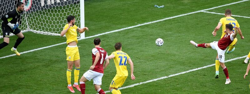 Christoph Baumgartner (r) aus Österreich erzielt das 1:0 für seine Mannschaft. - Foto: Mihai Barbu/Pool AFP/AP/dpa