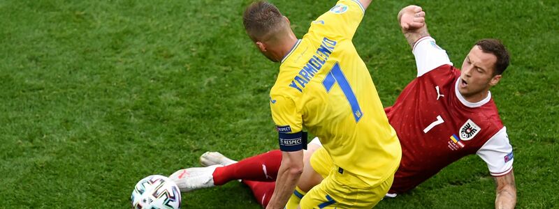 Marko Arnautovic (r) aus Österreichs und der Ukrainer Andrej Jarmolenko kämpfen um den Ball. - Foto: Mihai Barbu/Pool AFP/AP/dpa