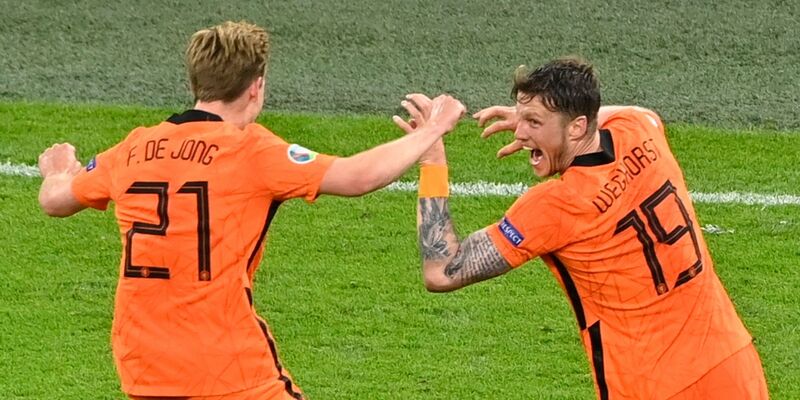 Gefeierte Niederländer beim Sieg gegen die Ukraine: Wout Weghorst (r). - Foto: Olaf Kraak/EPA Pool/AP/dpa