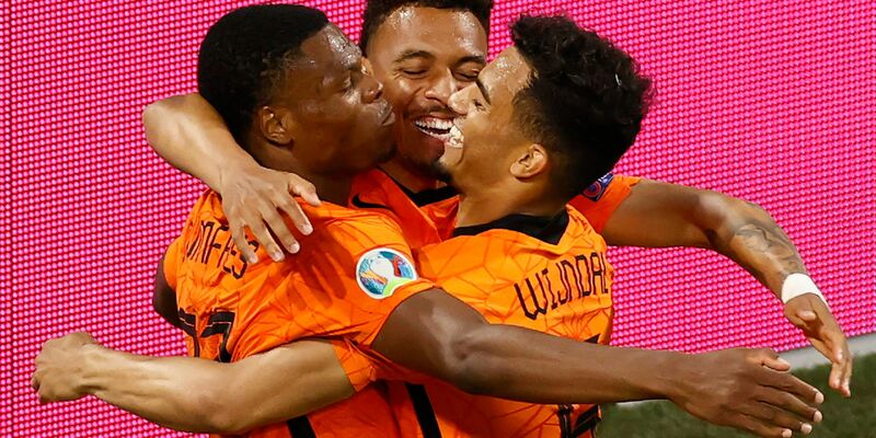 Denzel Dumfries (l) von den Niederlanden feiert mit seinen Teamkollegen das zweite Tor seiner Mannschaft. - Foto: Koen Van Weel/EPA Pool/AP/dpa