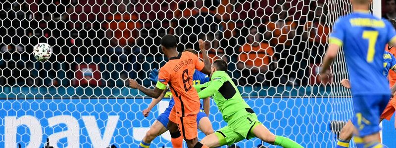 Kapitän Wijnaldum (l) schießt den Ball zur Führung ins Tor. - Foto: John Thys/Pool AFP/AP/dpa