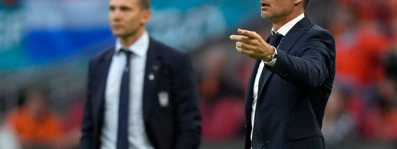 Der niederländische Trainer Frank de Boer (r) und der ukrainische Coach Andrej Schewtschenko. - Foto: Peter Dejong/AP Pool/dpa