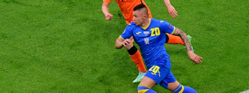 Frenkie de Jong aus den Niederlanden im Laufduell mit dem Ukrainer Olexander Subkow (r). - Foto: Olaf Kraak/EPA Pool/AP/dpa