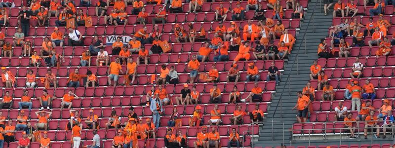 Niederländische Fans vor Beginn der Partie. - Foto: Peter Dejong/AP Pool/dpa