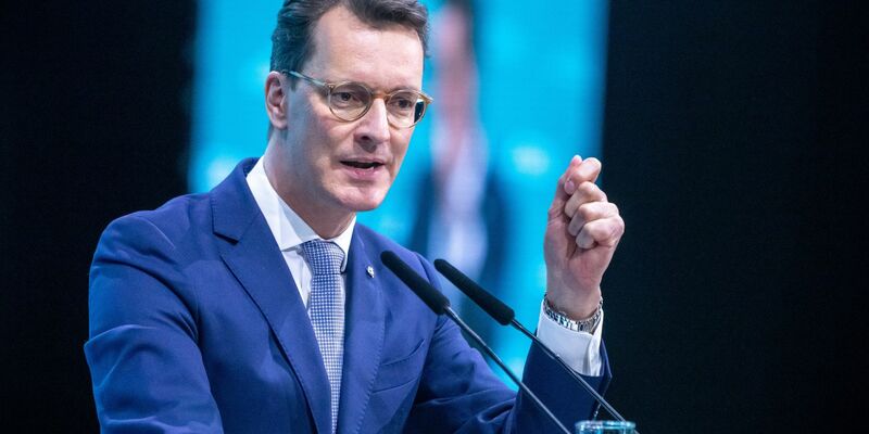 NRW-Ministerpräsident Hendrik Wüst plädiert für eine Pflichtversicherung bei Naturkatastrophen. - Foto: dpa