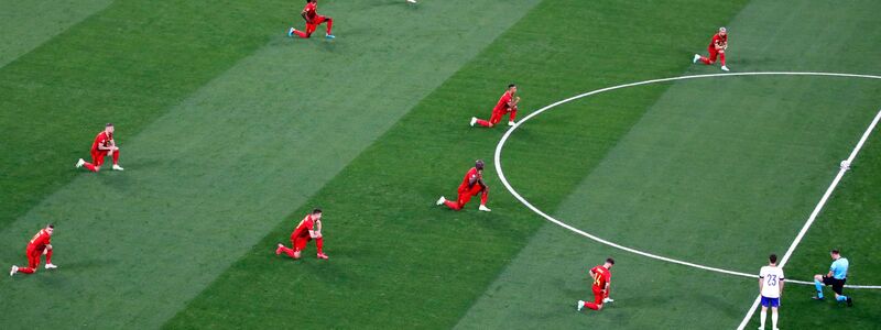 Die belgischen Spieler und der Schiedsrichter knieten vor dem Spiel gegen Russland. - Foto: Dmitry Lovetsky/Reuters Pool/AP/dpa