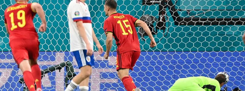 Thomas Meunier (M.) stellte auf 2:0 für Belgien. - Foto: Dirk Waem/BELGA/dpa