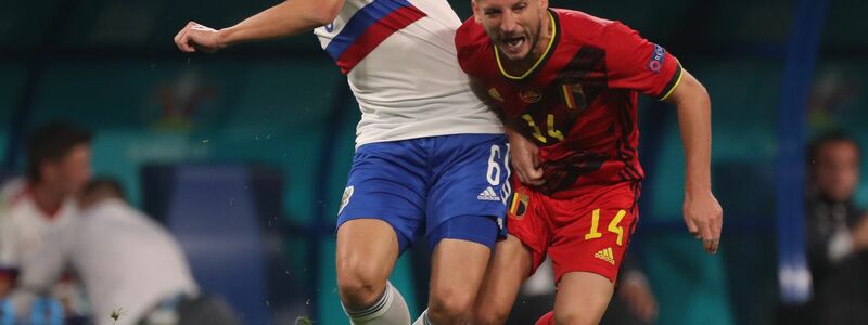 Der Russe Denis Tscheryschew (l) geht gegen Dries Mertens hart in den Zweikampf. - Foto: Igor Russak/dpa