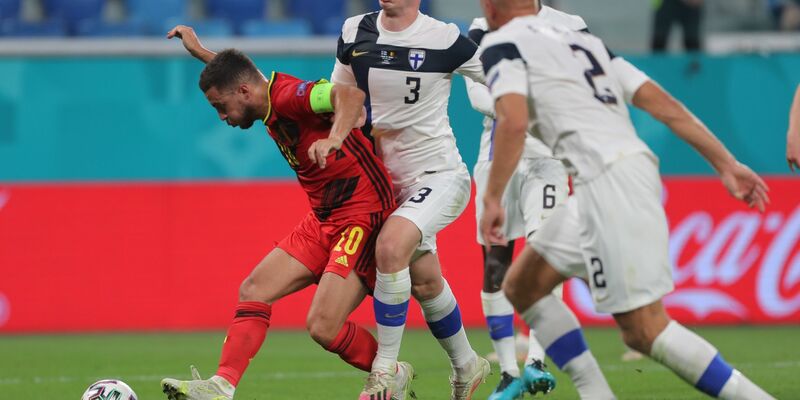 Der Belgier Eden Hazard (l) feierte gegen Finnland sein Startelf-Comeback. - Foto: Igor Russak/dpa