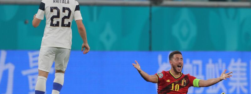 Belgiens Eden Hazard (r) sitzt am Boden und reklamiert ein Foul. - Foto: Igor Russak/dpa