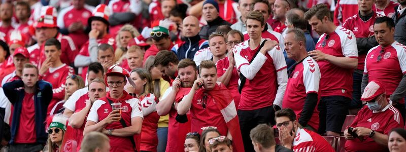 Die dänischen Fans waren wie alle im Stadion und an den Bildschirmen fassungslos. - Foto: Martin Meissner/AP Pool/dpa