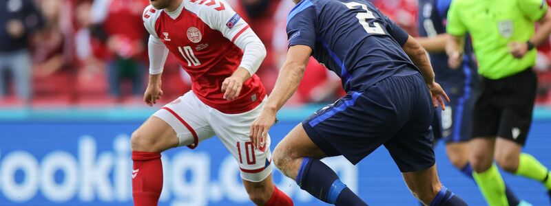 Eriksen (l) brach im Spiel gegen Finnland offenbar ohne Fremdeinwirkung zusammen. - Foto: Friedemann Vogel/POOL EPA/AP/dpa