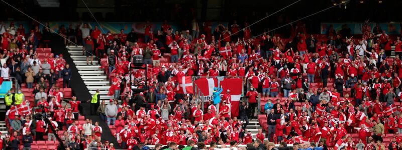 Die dänische Mannschaft schwört sich vor dem Wiederanpfiff ein. - Foto: Friedemann Vogel/POOL EPA/AP/dpa