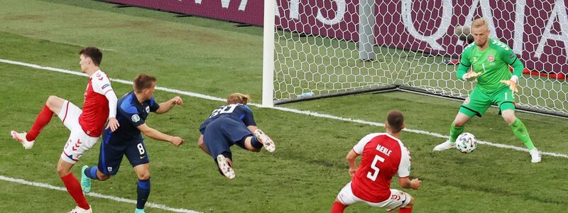 Der Finne Joel Pohjanpalo (M.) traf per Kopfball. - Foto: Wolfgang Rattay/POOL REUTERS/AP/dpa