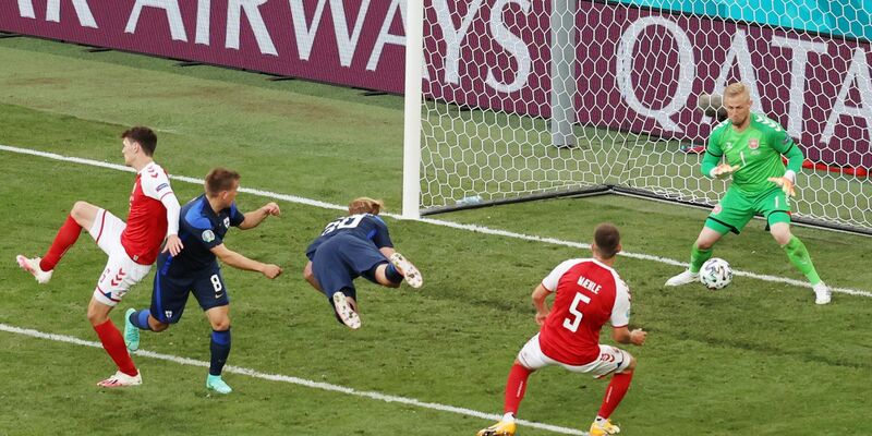 Der Finne Joel Pohjanpalo (M.) traf per Kopfball. - Foto: Wolfgang Rattay/POOL REUTERS/AP/dpa