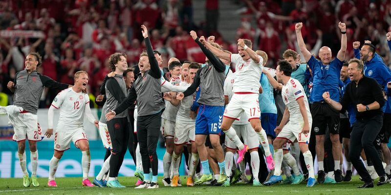 Die Dänen feierten den Achtelfinaleinzug überschwänglich. - Foto: Martin Meissner/Pool AP/dpa