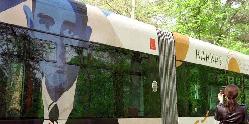 In Prag erinnert diese neugestaltete Straßenbahn an den deutschsprachigen Schriftsteller Franz Kafka. - Foto: Michael Heitmann/dpa
