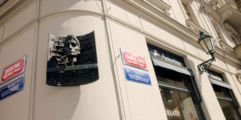 Das Geburtshaus des Schriftstellers Franz Kafkas (1883-1924) am Altstädter Ring in Prag. - Foto: Michael Heitmann/dpa