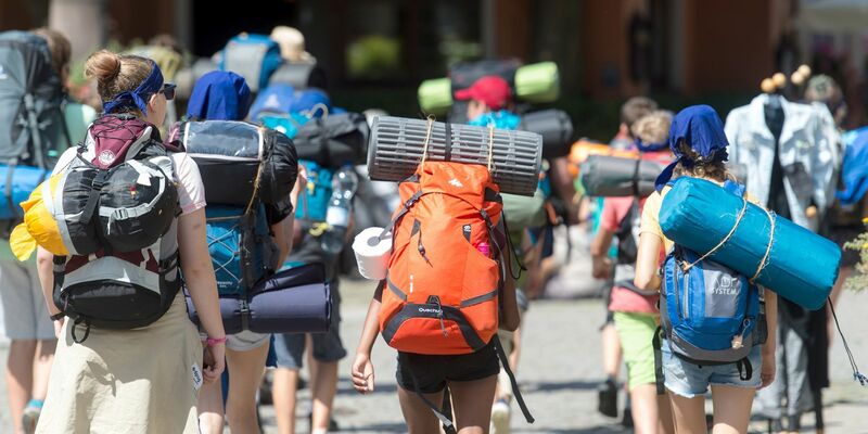 Junge Europäerinnen und Europäer können in diesem Sommer mit Gratis-Zugtickets der EU durch Europa reisen. - Foto: Patrick Seeger/dpa