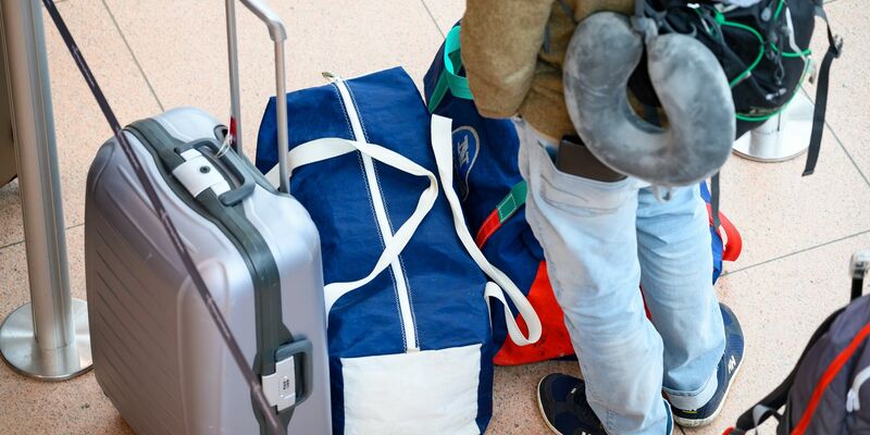 Die Bundesregierung rechnet nicht mit einer umfangreichen staatlichen Rückholaktion für deutsche Touristen wie nach der Pleite von Thomas Cook 2019. - Foto: Jonas Walzberg/dpa