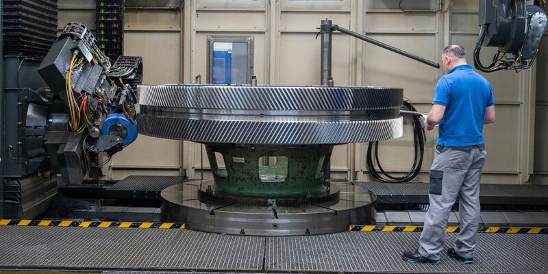 Produktion bei einem Getriebehersteller. Nach anderthalb Jahren durchgehender Minusraten sind im April die Bestellungen von Maschinen und Anlagen aus Deutschland zum ersten Mal wieder gewachsen. - Foto: dpa