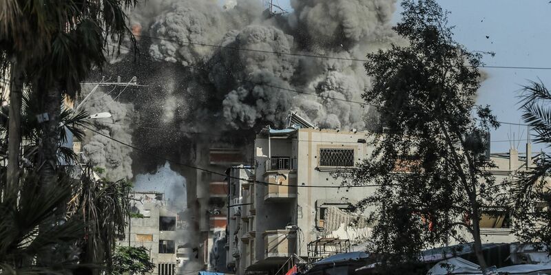 Dichter Rauch quillt aus einem Wohnhaus im Flüchtlingslager Bureidsch, nachdem es von einem israelischen Luftangriff getroffen wurde. - Foto: Omar Naaman/dpa