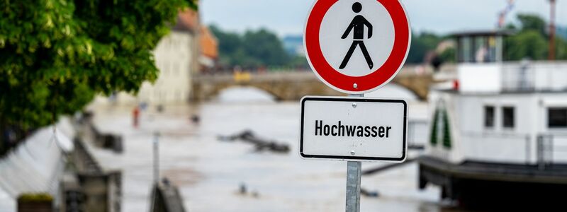 Wo sonst Straßen verlaufen, fließen nun Flüsse. Die Hochwasser in Süddeutschland sind extrem. - Foto: Armin Weigel/dpa