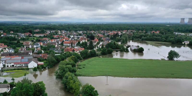 Die starke Strömung brachte das Boot der Rettungskräfte zum Kentern. - Foto: Karl-Josef Hildenbrand/dpa