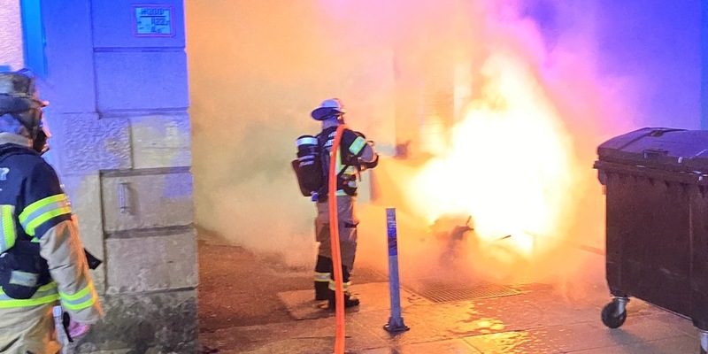 FW Stuttgart: Brennende Müllcontainer an Hauswand gelöscht - Foto: presseportal.de