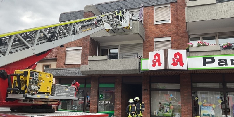 FW-DO: Rauchentwicklung in Mehrfamilienhaus in Dortmund Wambel - Mehrere Personen über Drehleiter gerettet - Foto: presseportal.de