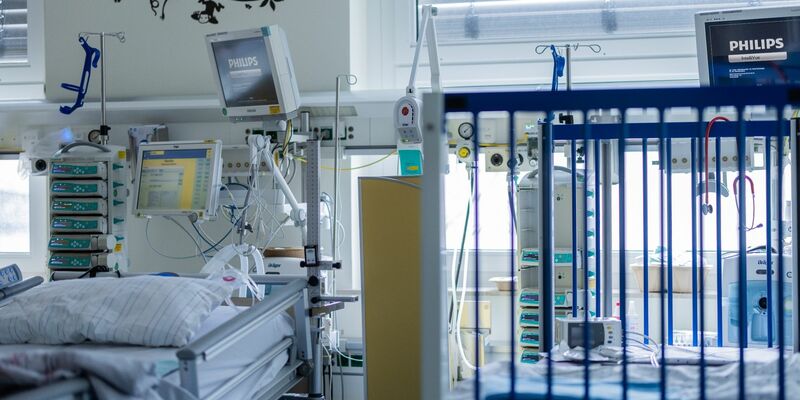 Die Lage an vielen Kinderkliniken ist Experten zufolge kritisch: Ärztemangel, Fachkräftemangel, Geldmangel und der Abbau von Betten setzen die Einrichtungen zunehmend unter Druck. - Foto: Rolf Vennenbernd/dpa