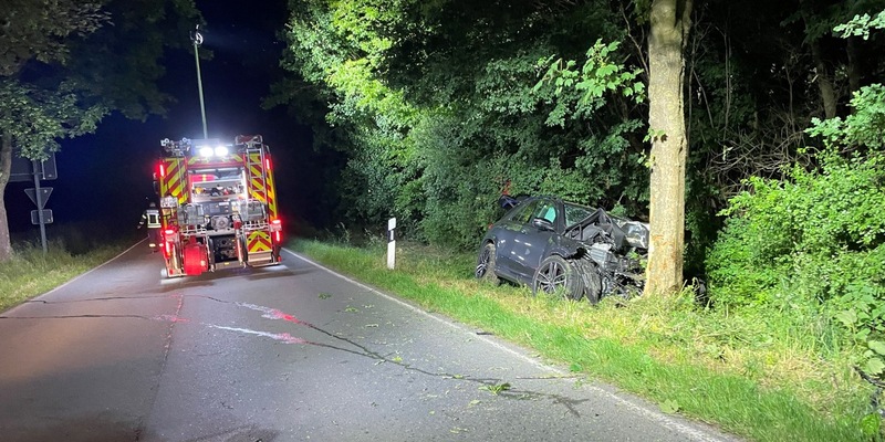 FF Bad Salzuflen: Feuerwehr sucht Mercedesfahrer nach schwerem Unfall in Bad Salzuflen / Rund 40 Kräfte sind am frühen Dienstagmorgen auf der Sylbacher Straße im Einsatz - Foto: presseportal.de