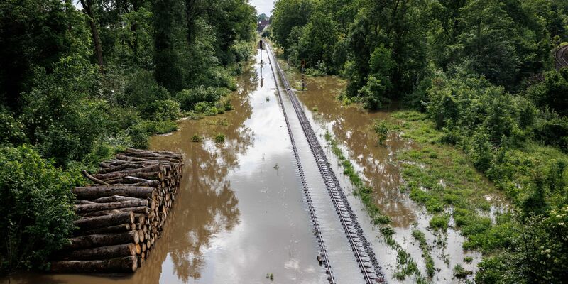 Eine Bahntrasse nahe der Donaubrücke im bayerischen Günzburg ist überflutet. - Foto: Matthias Balk/dpa