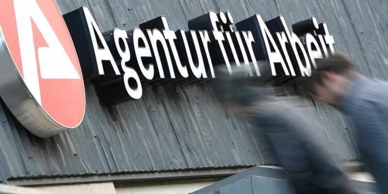 Die Zahl der Arbeitslosen sinkt im September nur leicht (Archivbild).  - Foto: Arne Dedert/dpa