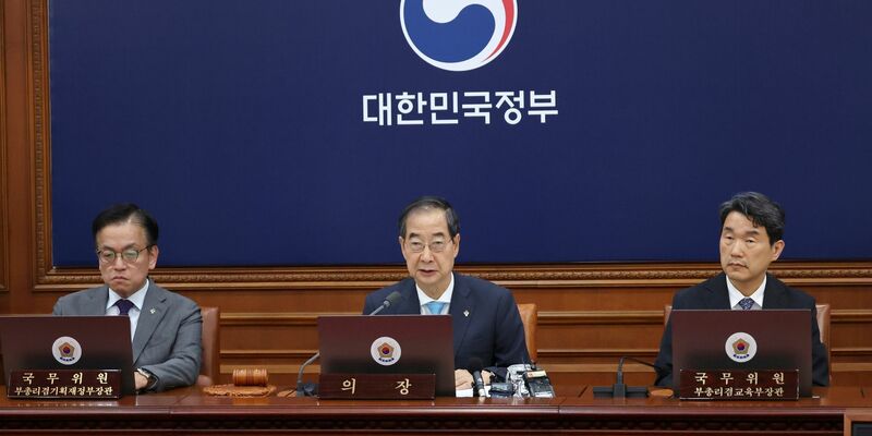 Südkoreas Premierminister Han Duck-soo spricht während einer Kabinettssitzung im Regierungskomplex in Seoul. - Foto: Choi Jae-gu/Yonhap via AP/dpa