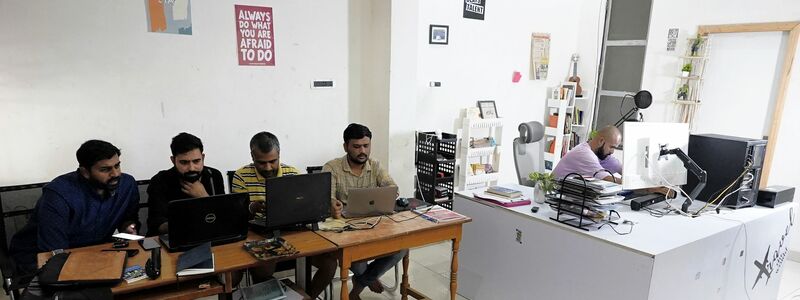 Das Team von Polymath Synthetic Media Solutions arbeitet in seinem Büro an Deepfakes für den Wahlkampf in Indien. - Foto: Himanshu Sharma/dpa