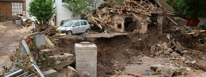Blick auf ein durch Hochwasser zerstörtes Gebäude an der Wieslauf. - Foto: Marijan Murat/dpa