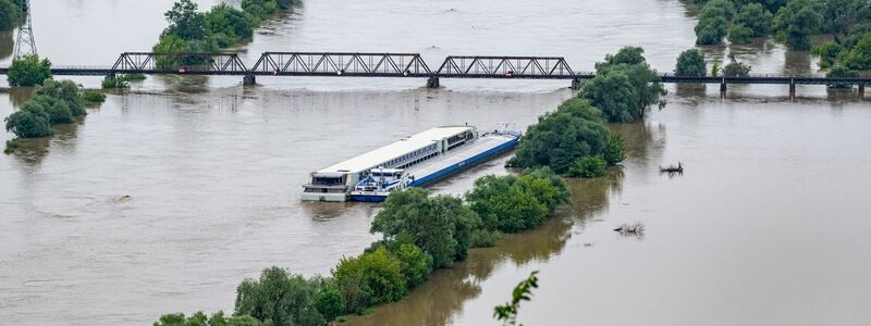 Zwei Schiffe liegen im Hochwasser der Donau. - Foto: Armin Weigel/dpa