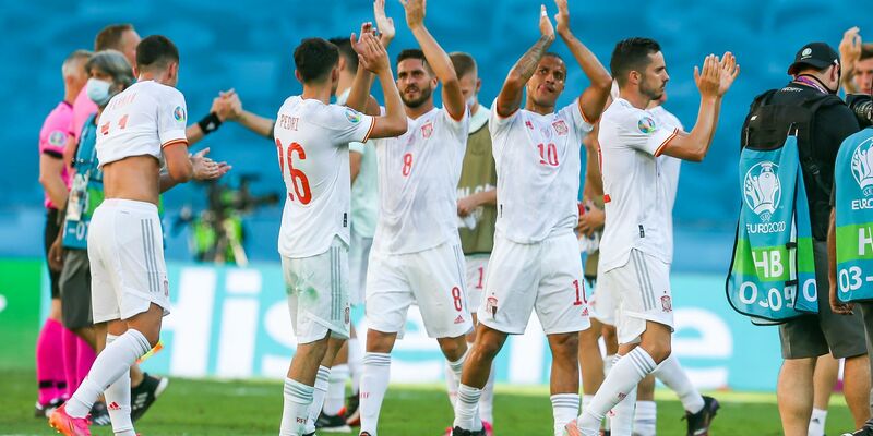 Spaniens Spieler jubeln nach der Partie gegen die Slowakei. - Foto: Cezaro De Luca/dpa